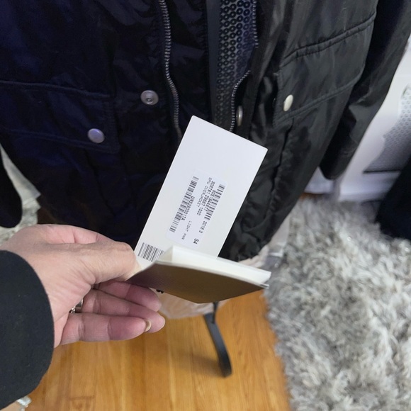 Gucci 100% Authentic ***Rare coat**** will not find .. Gorgeous black coat. - Picture 7 of 8